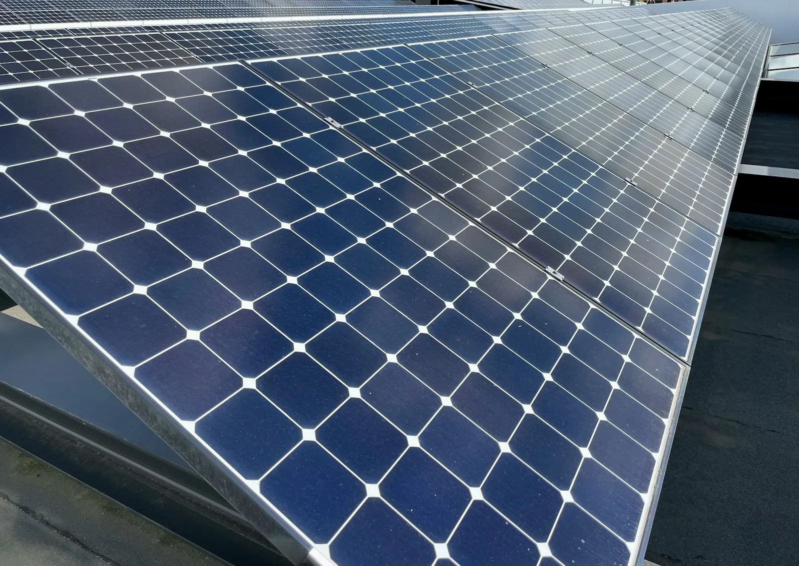 Zonnepanelen en hagelschade: wat te doen in 2026