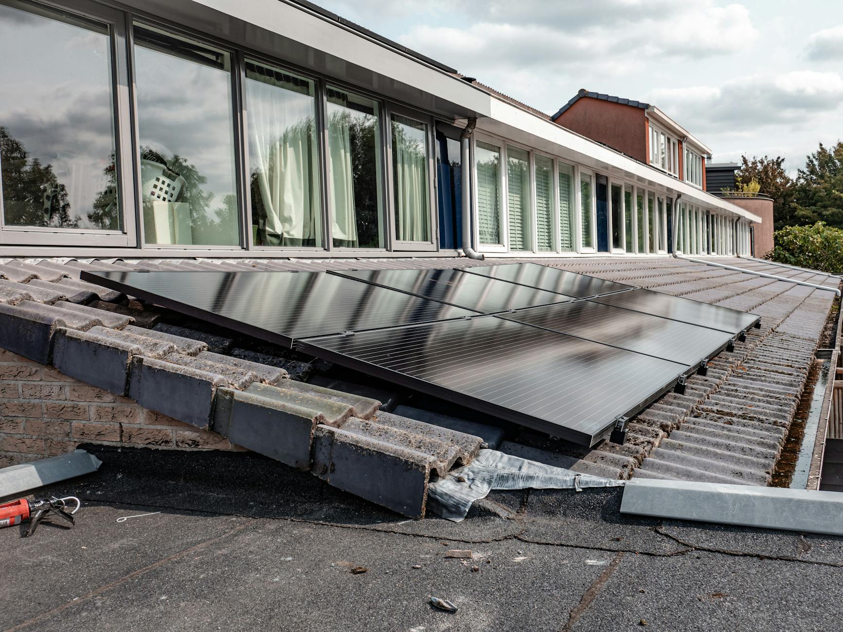 Zonnepanelen op plat dak: levensduur en onderhoud