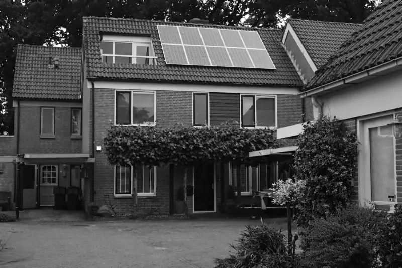 Zonnepanelen op schuindak: levensduur en onderhoud