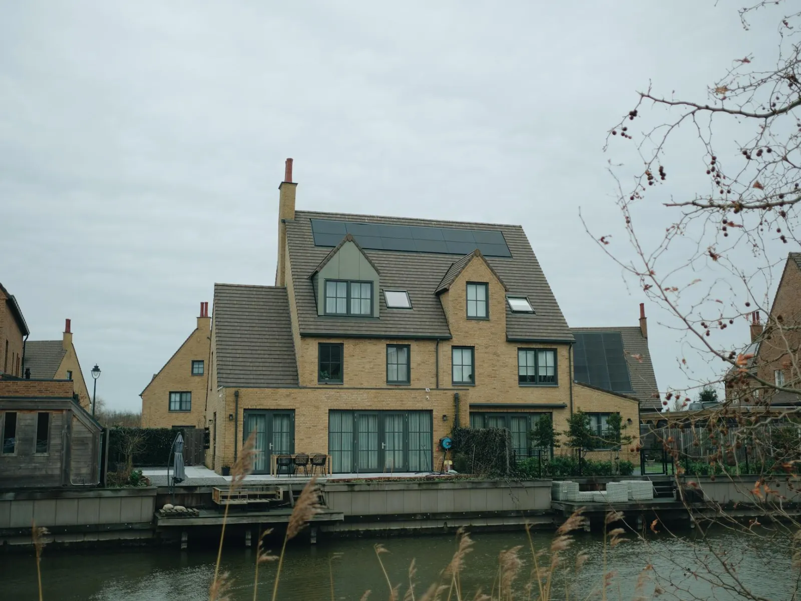 Zonnepanelen bij bewolkt weer: hoeveel opbrengst in NL?